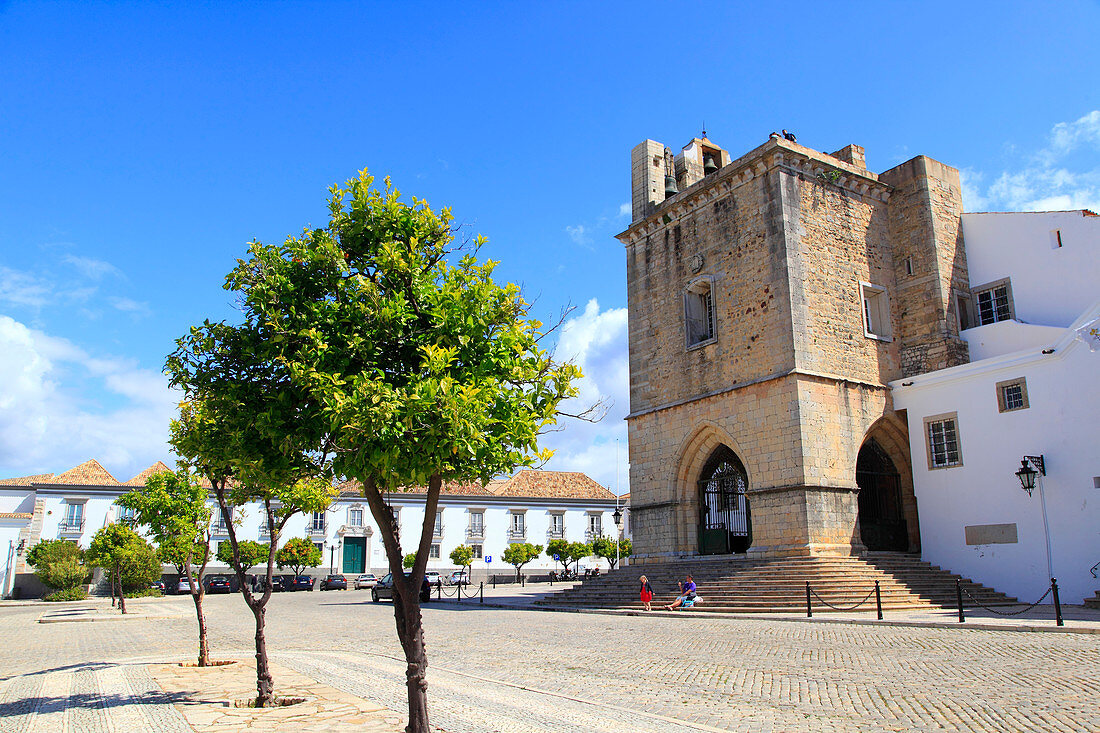 Portugal, Algarve. Faro. Igreja da Se Kathedrale. Miradouro de Santo Antonio. Squre und Bischofspalast.