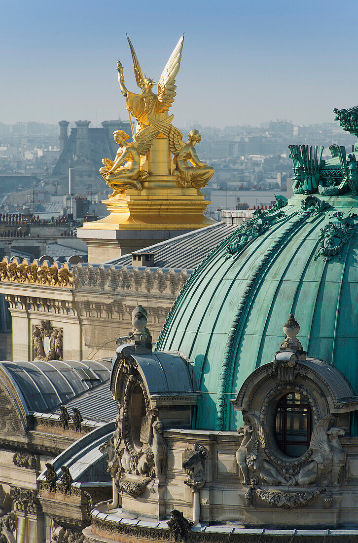 'Frankreich. Paris 9. Bezirk. Pariser Oper (Garnier Oper). Vergoldete Skulptur schmückt die Fassade: ''The Poetry'', Werk von Watrinelle'