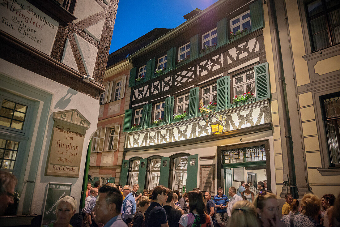 Menschen stehen in den Gassen der Altstadt Bamberg vor dem berühmten Gasthof Zum Schlenkerla, Region Franken, Bayern, Deutschland, UNESCO Welterbe