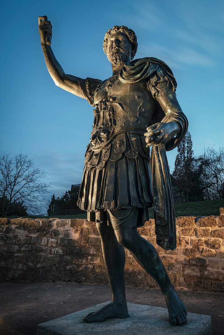 UNESCO Welterbe Grenzen des Römischen Reiches: Obergermanisch-Raetischer Limes, ausgeleuchtete römische Statue im Reiterkastell von Aalen, Limes Museum in Aalen, Ostalbkreis, Baden-Württemberg, Deutschland