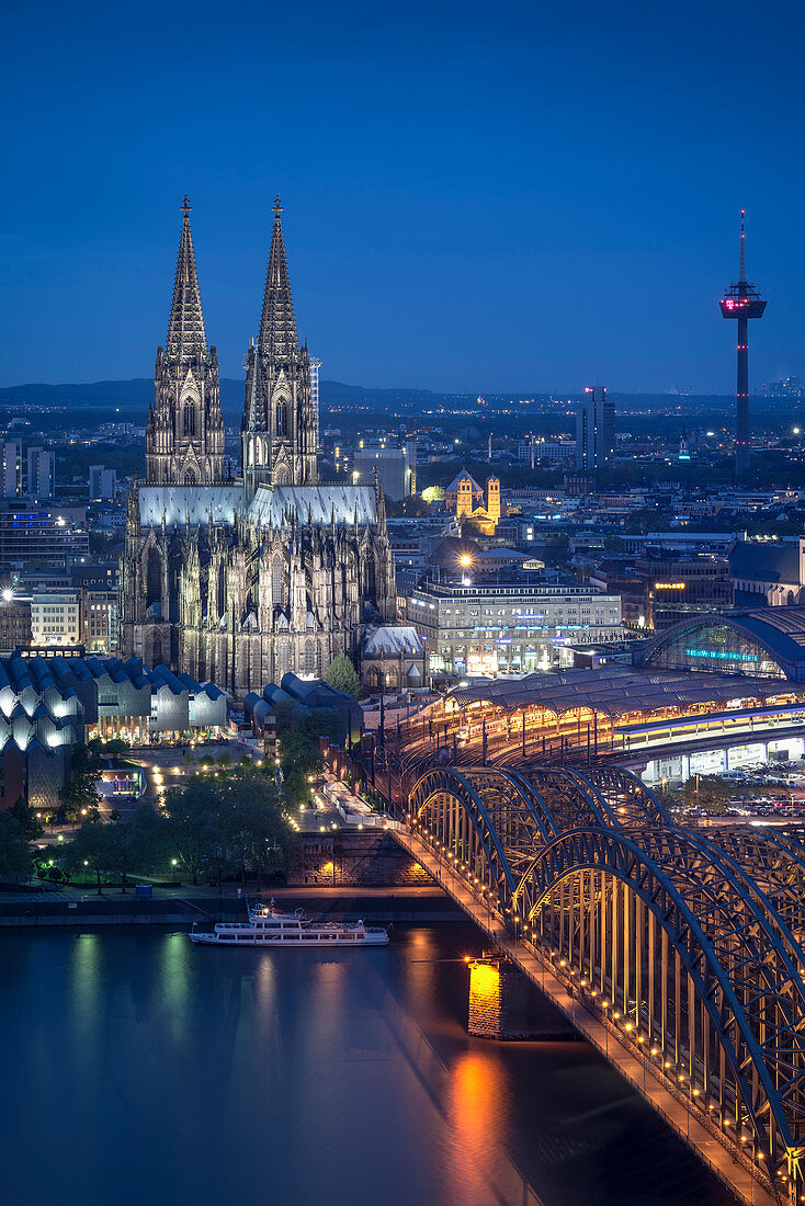 UNESCO Welterbe Kölner Dom während Blauer Stunde, Hohenzollern Brücke über Rhein, Köln, Nordrhein-Westfalen, Deutschland