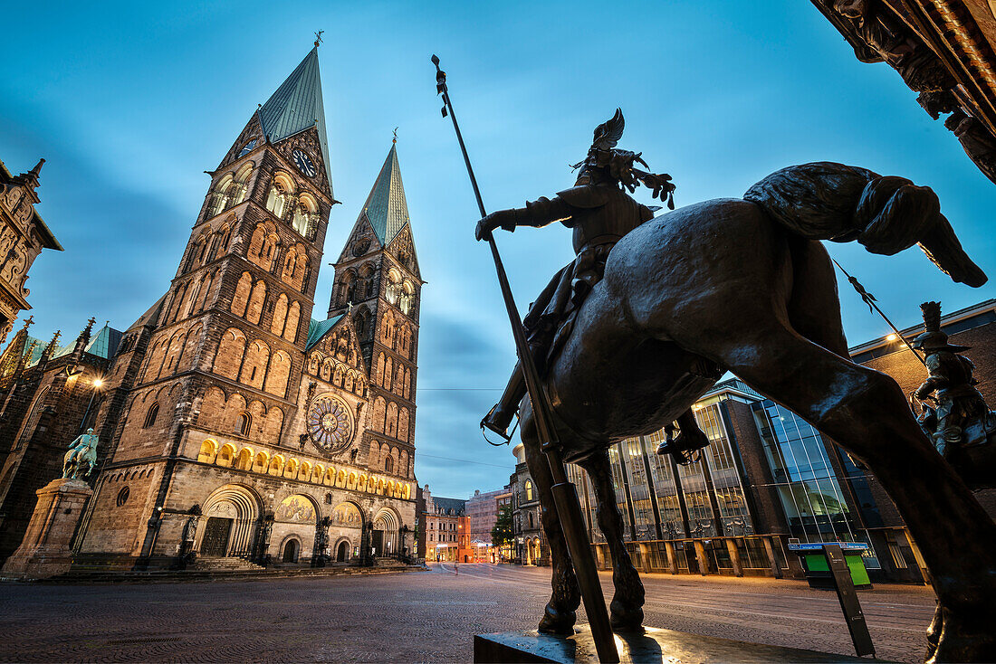 UNESCO Welterbe Bremer Rathaus, Reiterstatue mit Blick zum Bremer Dom, Hansestadt Bremen, Deutschland