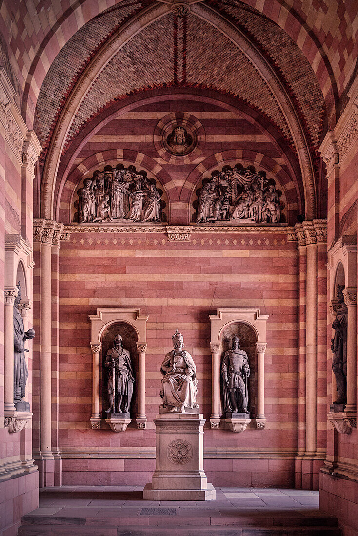 UNESCO Welterbe Dom zu Speyer, Vorhalle mit Statue, Kaiser und Mariendom, Rheinland-Pfalz, Deutschland