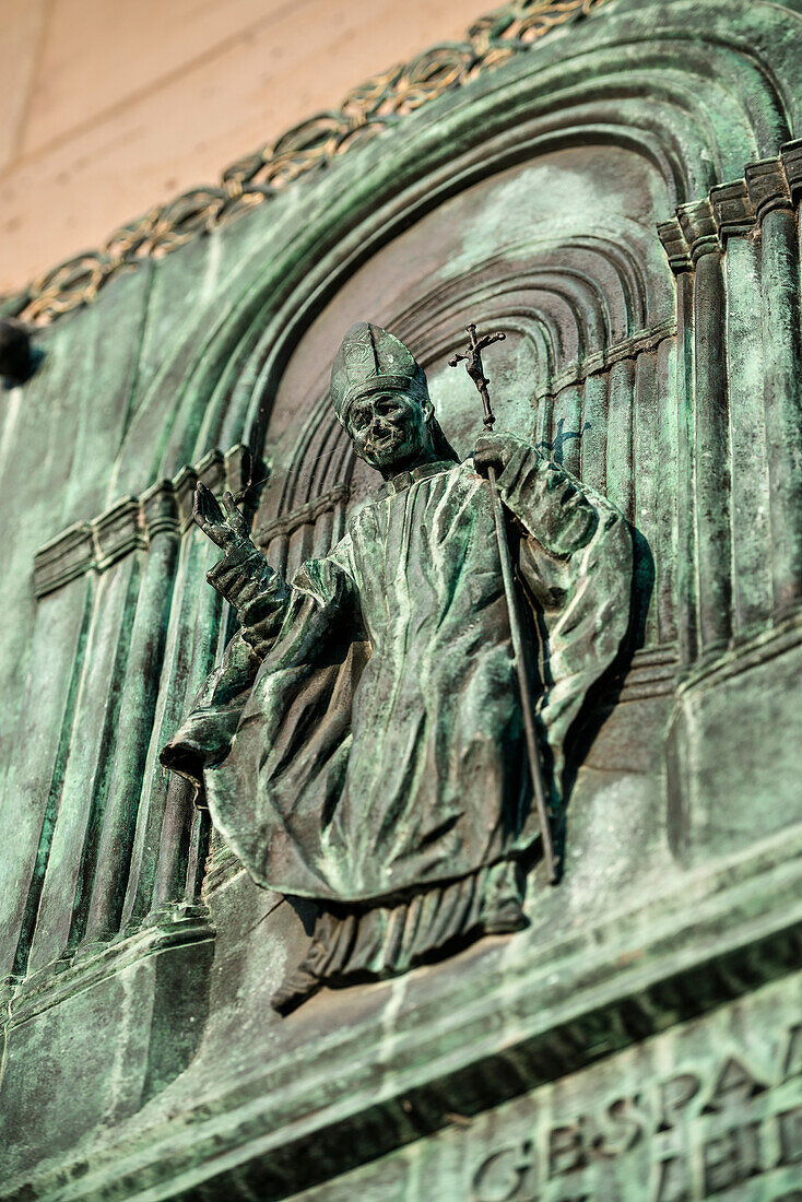 UNESCO Welterbe Dom zu Speyer, Papst Figur am Kaiser und Mariendom, Rheinland-Pfalz, Deutschland