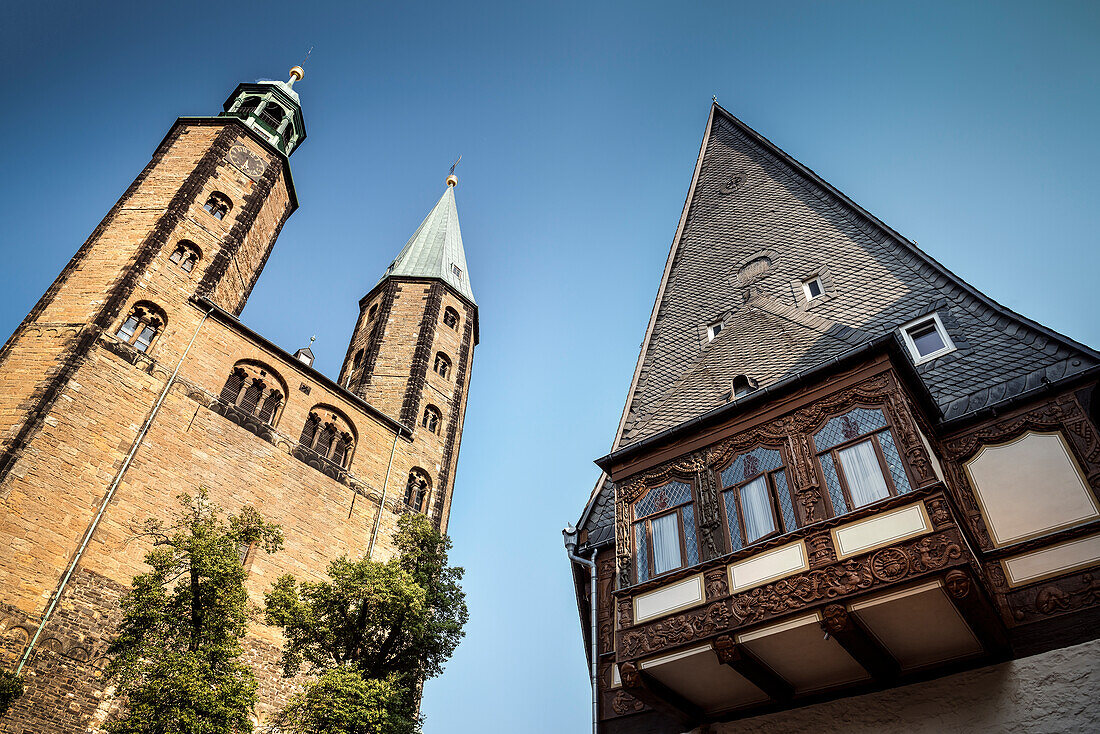 UNESCO Welterbe Historische Altstadt Goslar, Fachwerk Häuser und Nordturm der Marktkirche, Harz, Niedersachsen, Deutschland