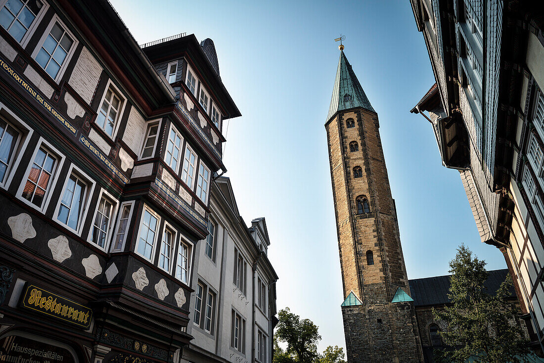 UNESCO Welterbe Historische Altstadt Goslar, Fachwerk Häuser und Nordturm der Marktkirche, Harz, Niedersachsen, Deutschland