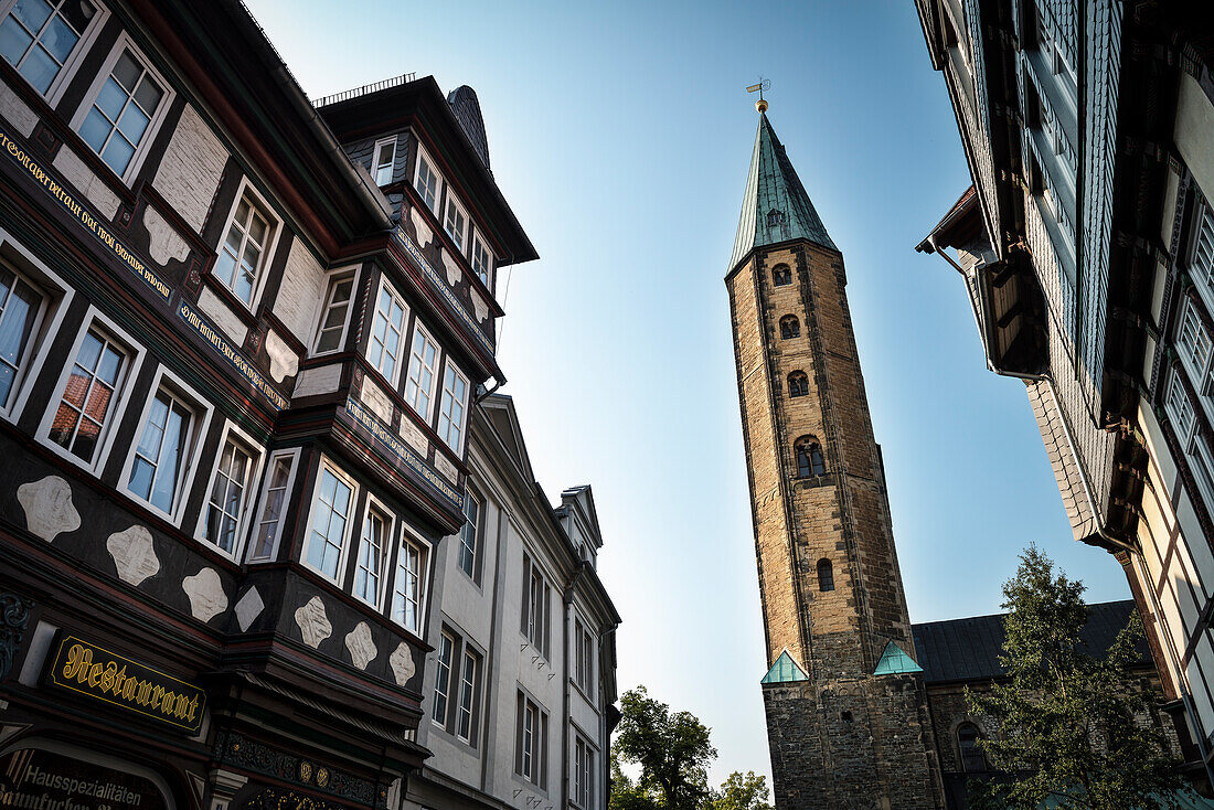 UNESCO World Heritage historic old town of Goslar, framework houses and North Tower of the parish church, Harz mountains, Lower Saxony, Germany