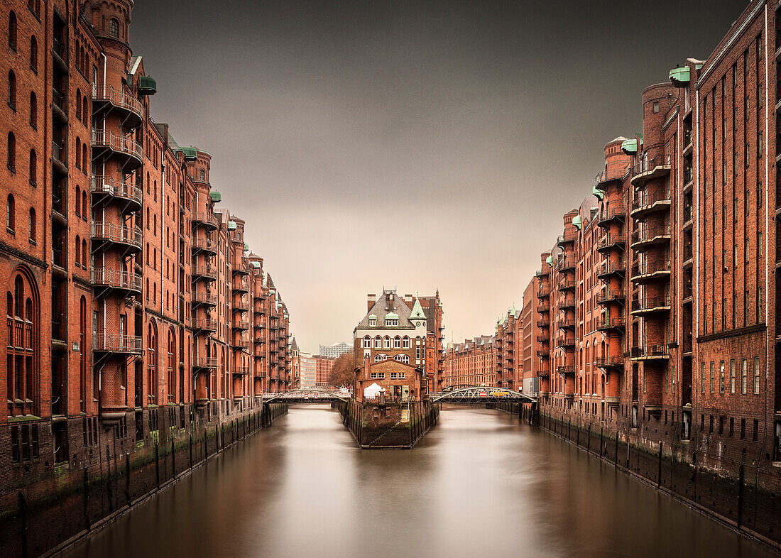 UNESCO Welterbe Speicherstadt, Wasserschloss bei Regen, Hansestadt Hamburg, Deutschland