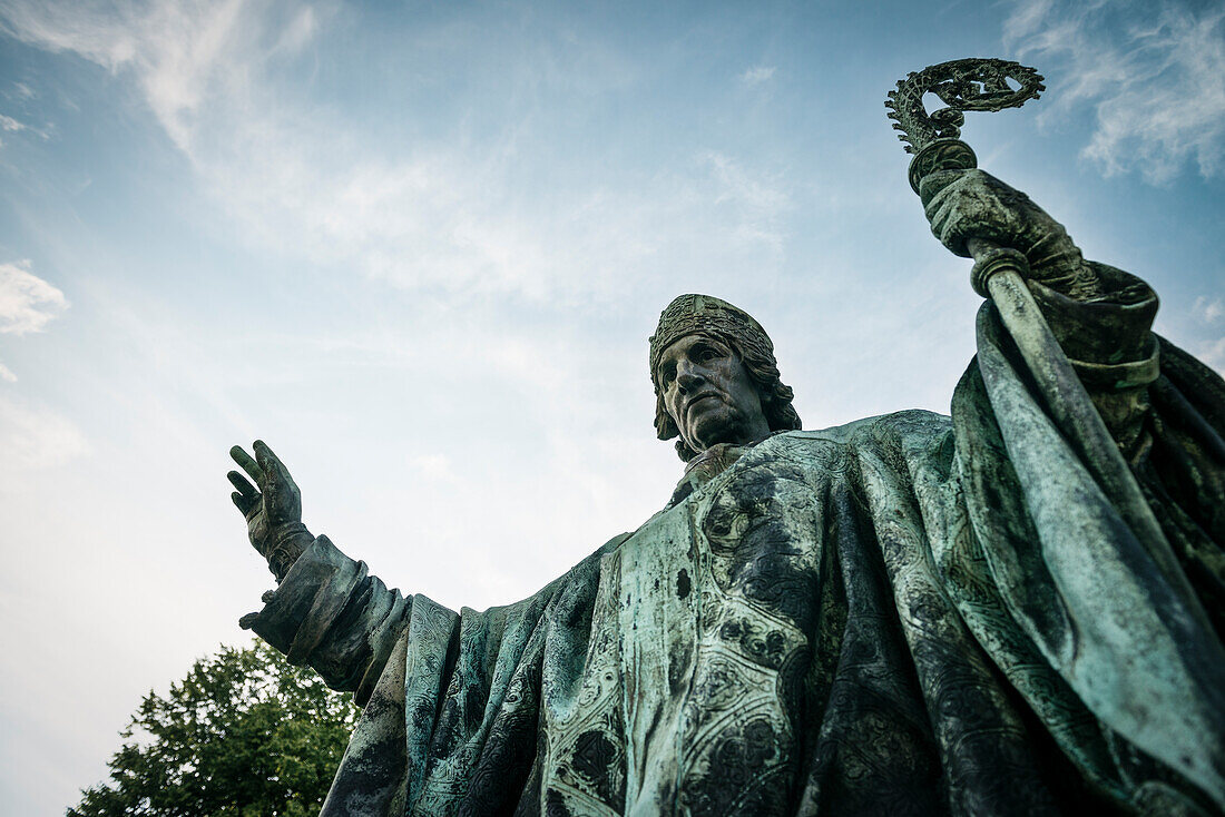 UNESCO Welterbe Hildesheimer Mariendom, Statue am Domplatz, Hildesheim, Niedersachen, Deutschland