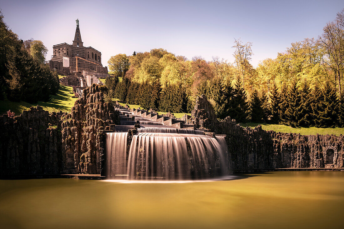 UNESCO Welterbe Bergpark Wilhelmshöhe, Blick über Neptungrotte hinauf zum Herkules dem Start der Wasserspiele, Kassel, Hessen, Deutschland