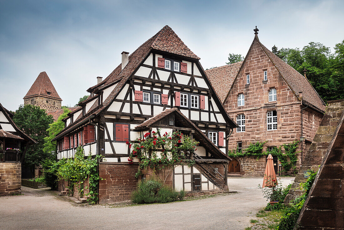 UNESCO Welterbe Kloster Maulbronn, Fachwerkhaus innerhalb der Klostermauern, Zisterzienserkloster, Maulbronn, Baden-Württemberg, Deutschland