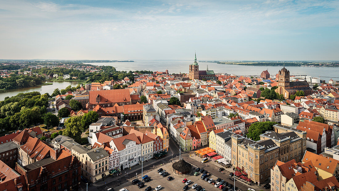 UNESCO Welterbe Hansestadt Stralsund, Blick von St. Marien Kirche auf Altstadt, Mecklenburg-Vorpommern, Deutschland, Ostsee