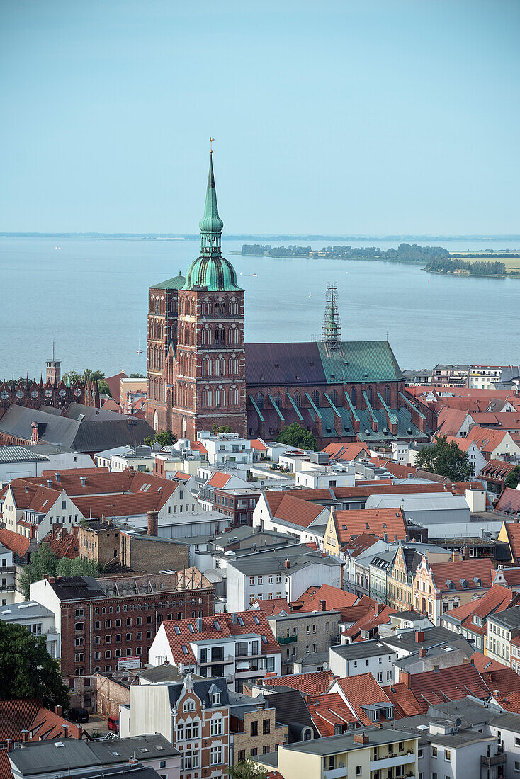 UNESCO Welterbe Hansestadt Stralsund, Blick von St. Marien Kirche zur Nikolaikirche, Mecklenburg-Vorpommern, Deutschland, Ostsee