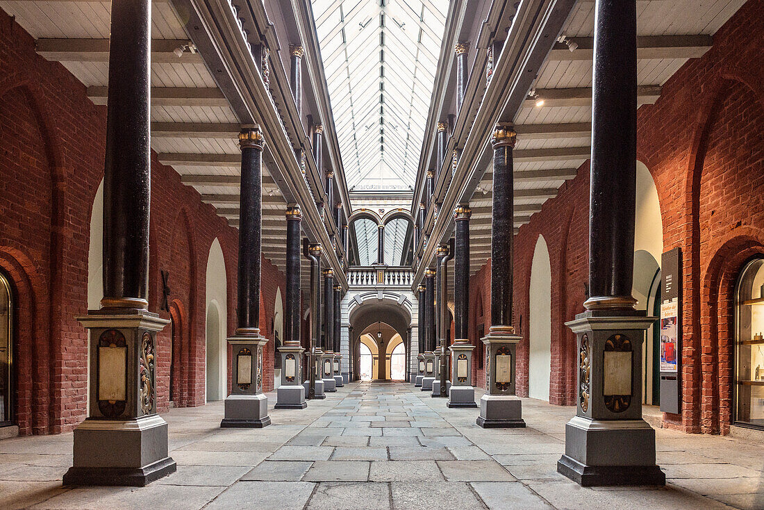 UNESCO Welterbe Hansestadt Stralsund, Säulengang vom Rathaus, Mecklenburg-Vorpommern, Deutschland, Ostsee