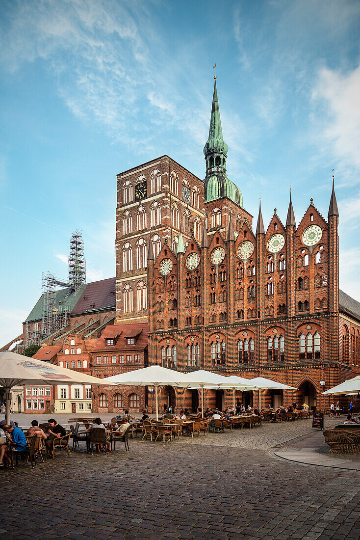UNESCO Welterbe Hansestadt Stralsund, Rathaus, Nikolaikirche, Marktplatz, Mecklenburg-Vorpommern, Deutschland, Ostsee