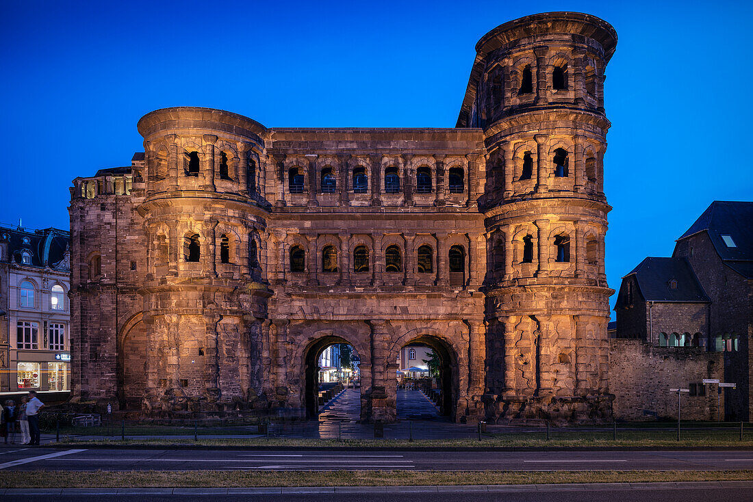 UNESCO Welterbe Trier, Porta Nigra bei Nacht, Rheinland-Pfalz, Deutschland