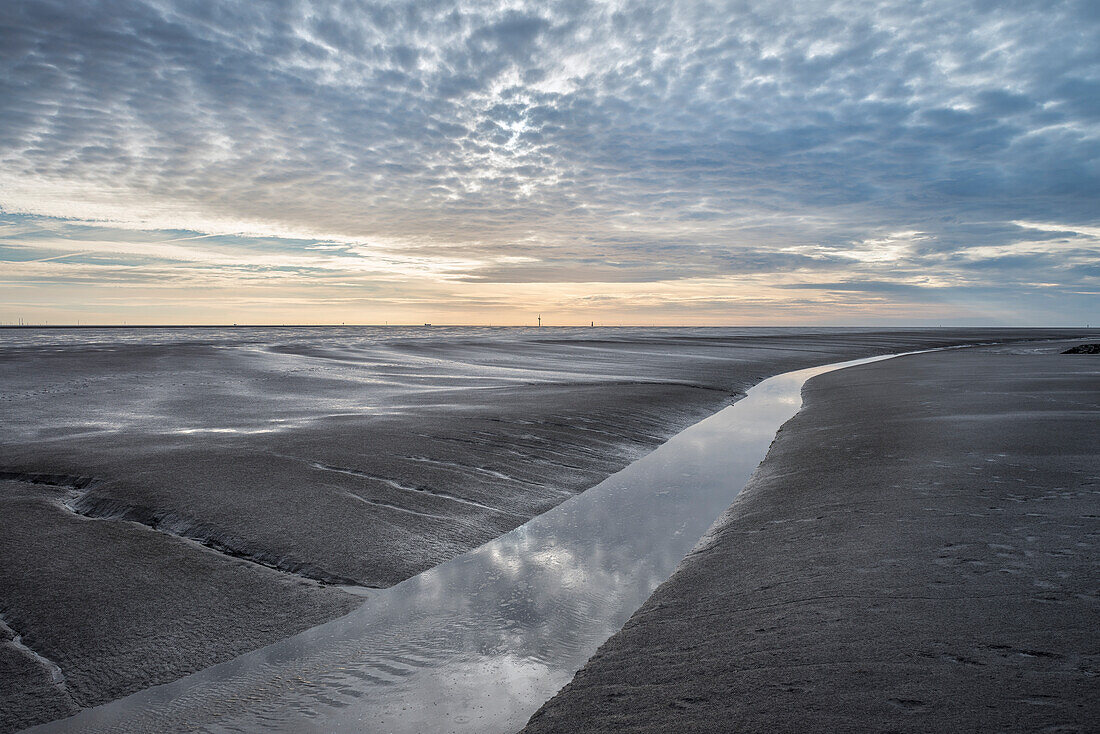 UNESCO Weltnaturerbe Wattenmeer, Markierung des Fahrwasser im Schlickwatt bei Wremen im Landkreis Cuxhaven, Niedersachsen, Deutschland, Nordsee