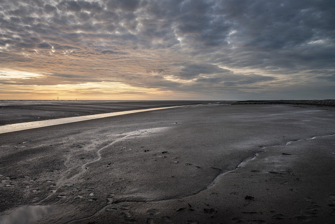 UNESCO Weltnaturerbe Wattenmeer, Markierung des Fahrwasser im Schlickwatt bei Wremen im Landkreis Cuxhaven, Niedersachsen, Deutschland, Nordsee