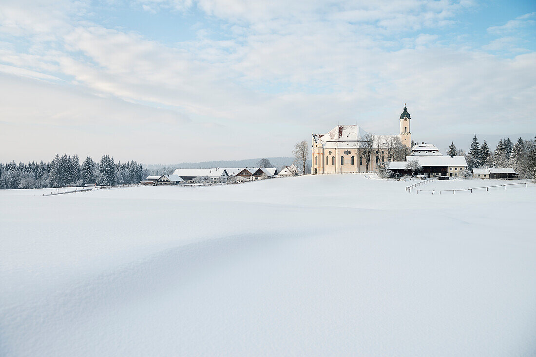 UNESCO Welterbe Wieskirche, Wallfahrtskirche im Pfaffenwinkel im Schnee, Steingaden, Bayern, Deutschland