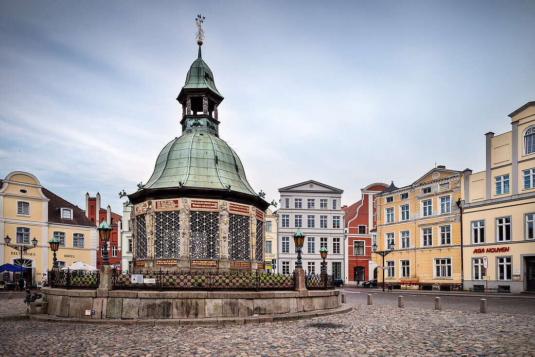 UNESCO World Heritage Hanseatic city of Wismar, Wasserkunst well in front of buildings on the market square, Wismar, Mecklenburg-West Pomerania, Germany