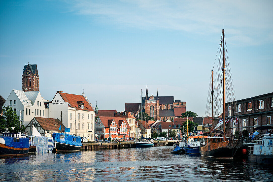 UNESCO Welterbe Hansestadt Wismar, Blick vom Hafen Richtung Altstadt, Mecklenburg-Vorpommern, Deutschland