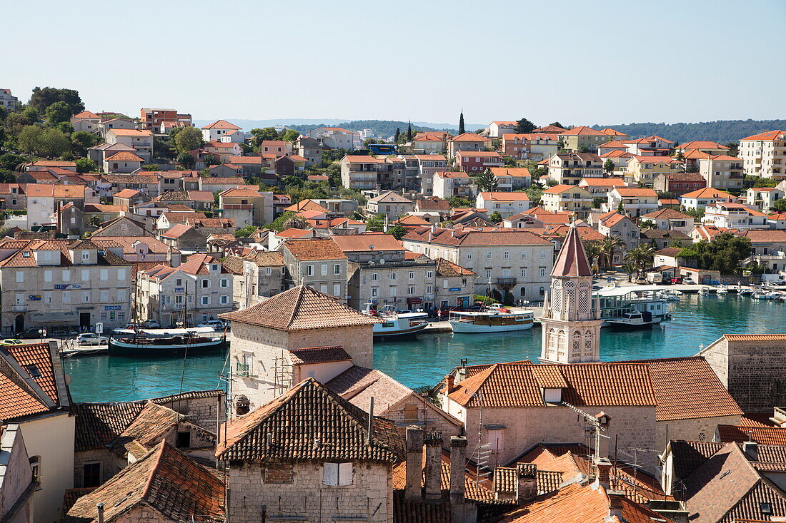 Blick auf Dächer der Altstadt und Boote von Glockenturm der Kathedrale des heiligen Laurentius aus gesehen, Trogir, Split-Dalmatien, Kroatien, Europa