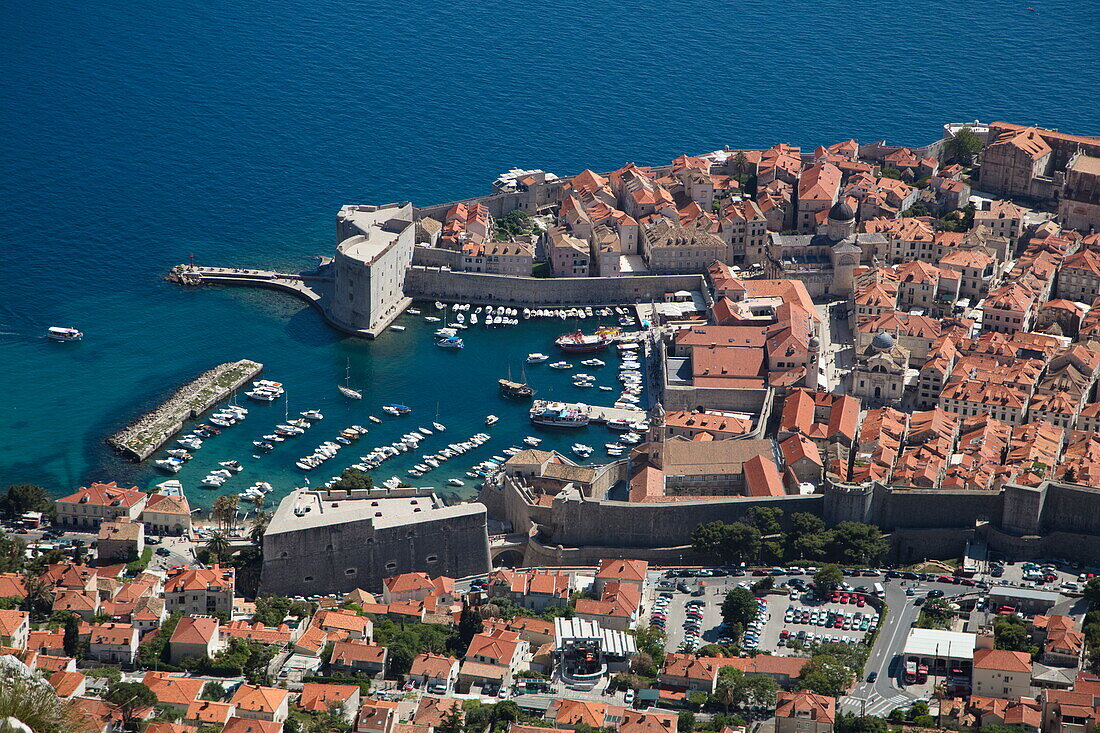Blick über die Altstadt und Boote im Hafen von der Bergstation der Gondelbahn von Dubrovnik aus gesehen, Dubrovnik, Dubrovnik-Neretva, Kroatien, Europa