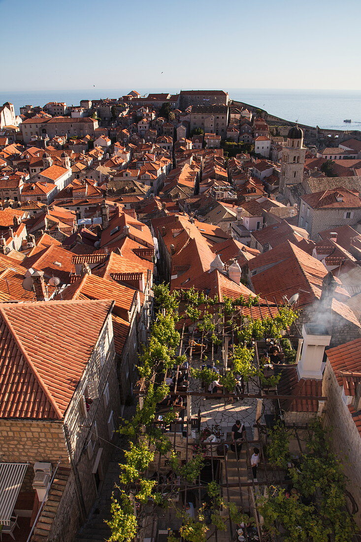 Altstadt mit Dachterrasse von Konoba Lady Pi Pi Restaurant von der Stadtmauer aus gesehen, Dubrovnik, Dubrovnik-Neretva, Kroatien, Europa
