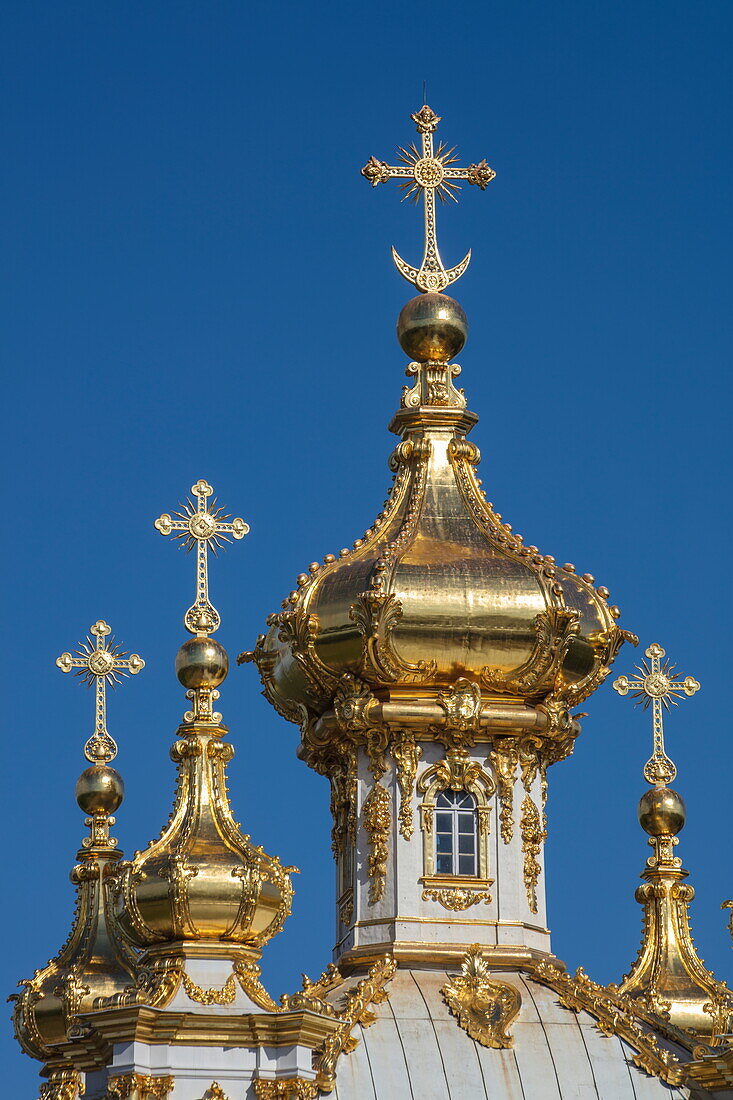 Goldene Türme am Palast von Schloss Peterhof, nahe Sankt Petersburg, Russland, Europa