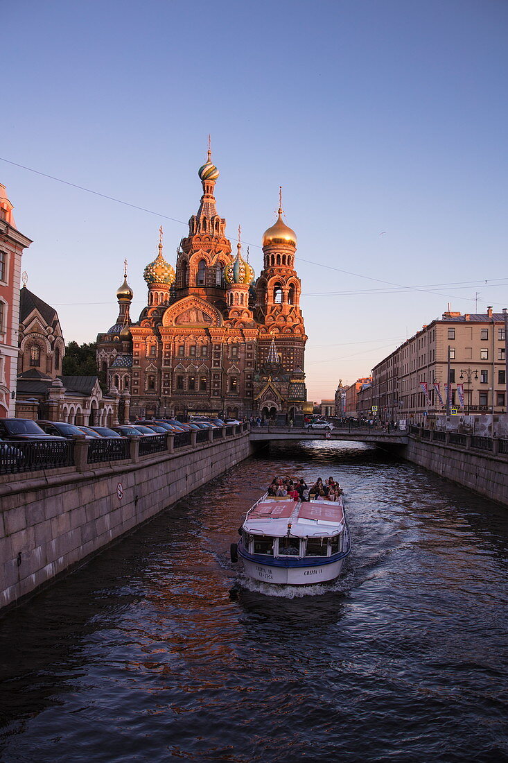 Ausflugsboote auf einem Kanal und die Christi-Auferstehungskirche (Blutkiche) im Spätnachmittagslicht, Sankt Petersburg, Russland, Europa