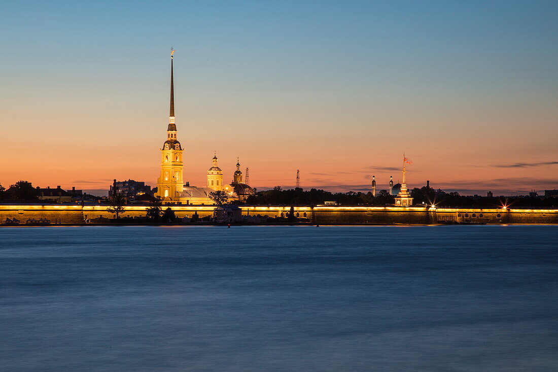 Fluss Newa mit beleuchteter Peter- und Paul-Kathedrale in der Peter-und-Paul-Festung während der Weißen Nächte in der Abenddämmerung, Sankt Petersburg, Russland, Europa