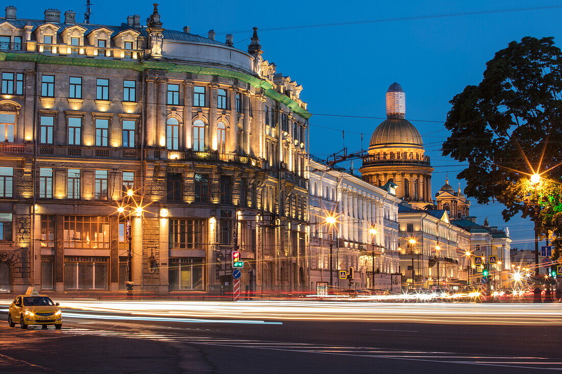 Wartendes Taxi und Auto-Lichtstreifen am Admiralty Prospekt mit der Isaak Kathedrale in der Ferne während der Weißen Nächte in der Dämmerung, Sankt Petersburg, Russland, Europa