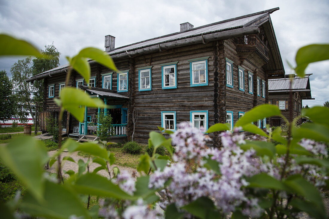 Holzhaus im Museumsdorf Mandrogi am Fluss Swir, Mandrogi, Russland, Europa