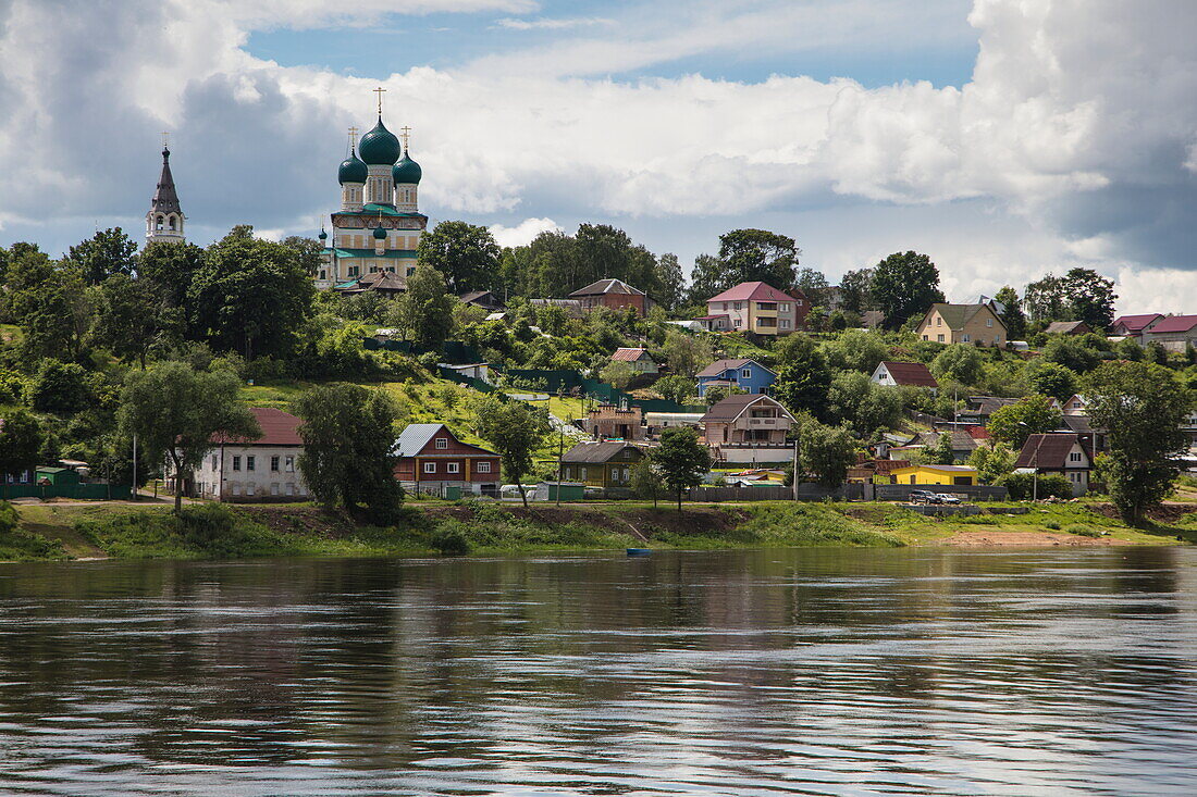 Häuser und Kirchen gesehen vom Flusskreuzfahrtschiff Excellence Katharina von Reisebüro Mittelthurgau (ehemals MS General Lavrinenkov) auf Fluss Wolga, Tutayew, nahe Jaroslawl, Russland, Europa