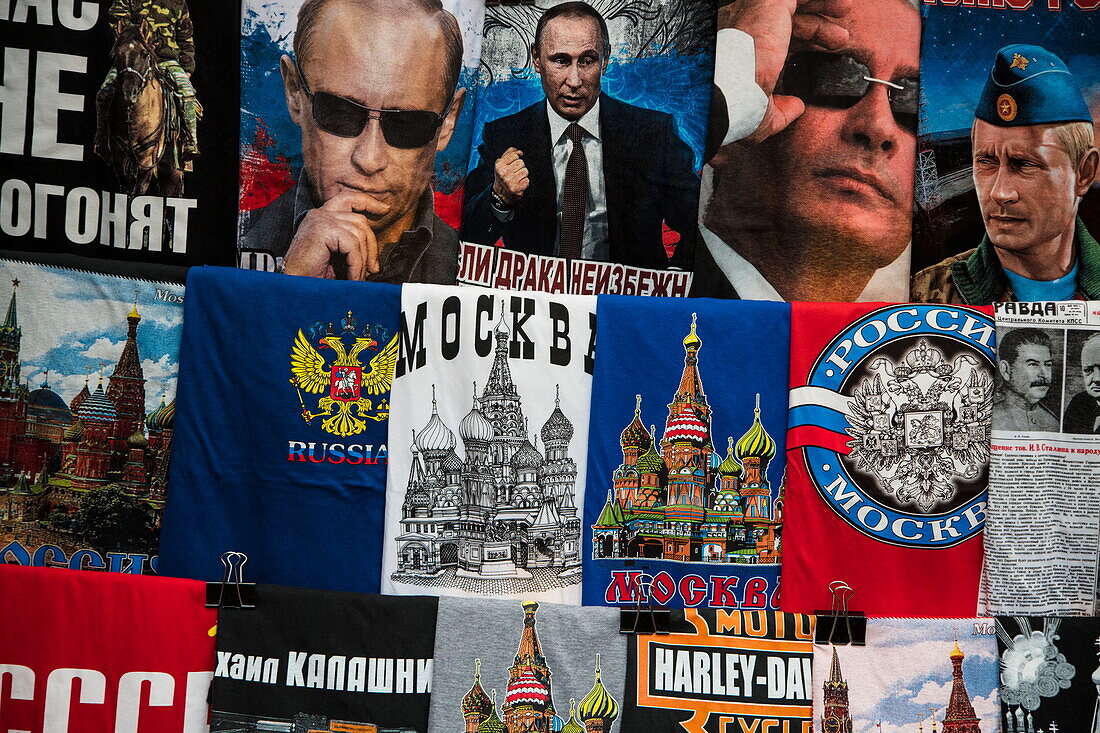 T-Shirts mit Putin-Motiven zum Verkauf an Souvenirstand am Markt, Jaroslawl, Russland, Europa