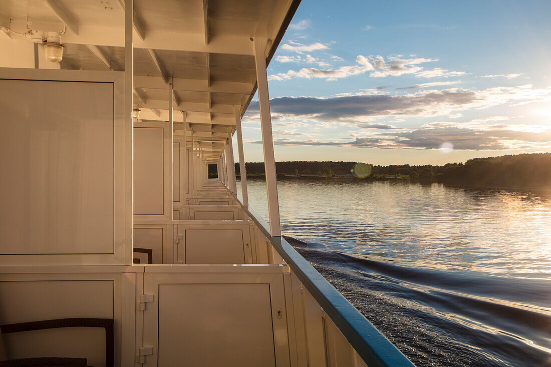 Balkone vor Kabinen von Flusskreuzfahrtschiff Excellence Katharina vom Reisebüro Mittelthurgau (vormals MS General Lavrinenkov), Fluss Wolga, Russland, Europa