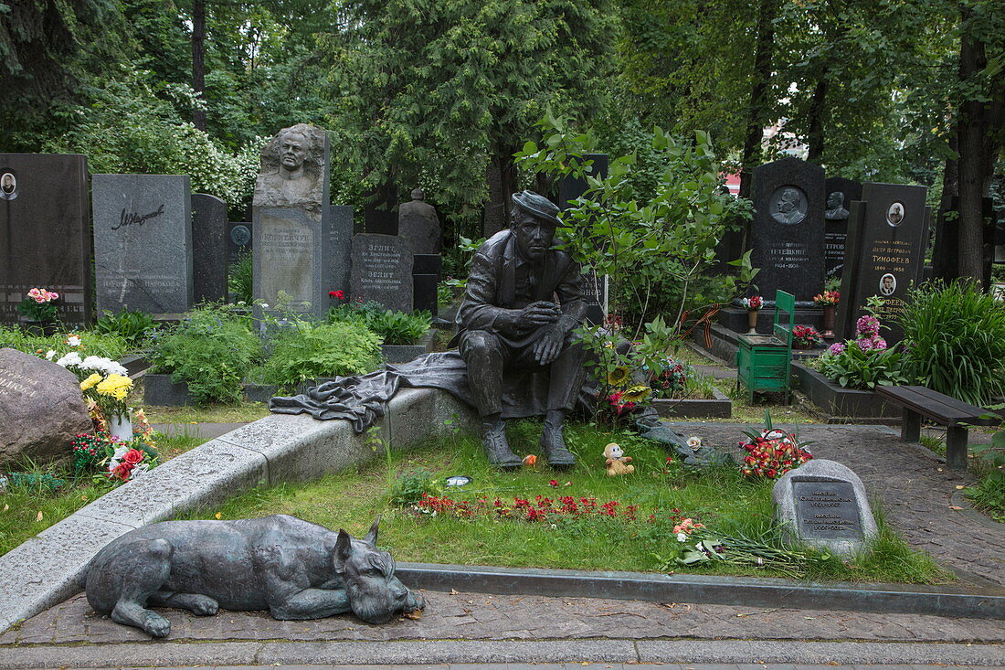Grave of circus clown Yuri Nikulin and his dog in Novodevichy Cemetery, Moscow, Russia