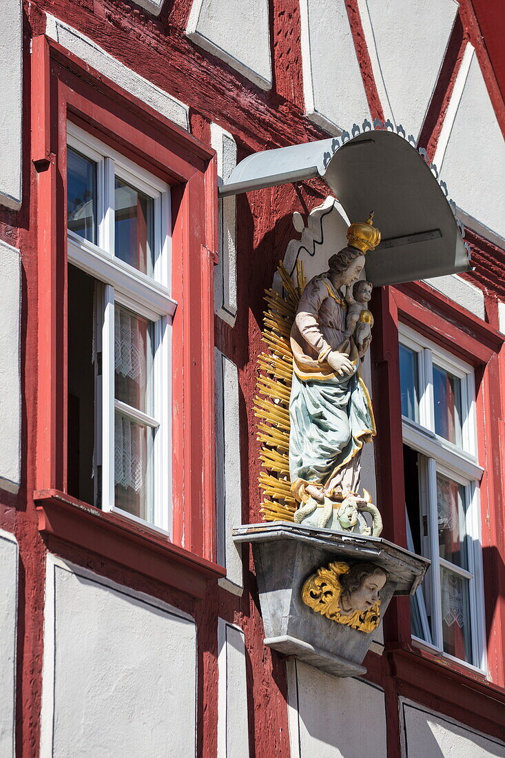 Religiöse Ikone an Fachwerkhaus in der Altstadt, Iphofen, Fränkisches Weinland, Franken, Bayern, Deutschland, Europa