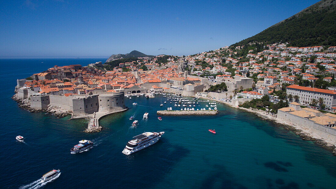 Luftaufnahme der Altstadt von Dubrovnik und des Hafens mit Kreuzfahrtschiff MS Romantic Star (Reisebüro Mittelthurgau), Dubrovnik, Dubrovnik-Neretva, Kroatien, Europa