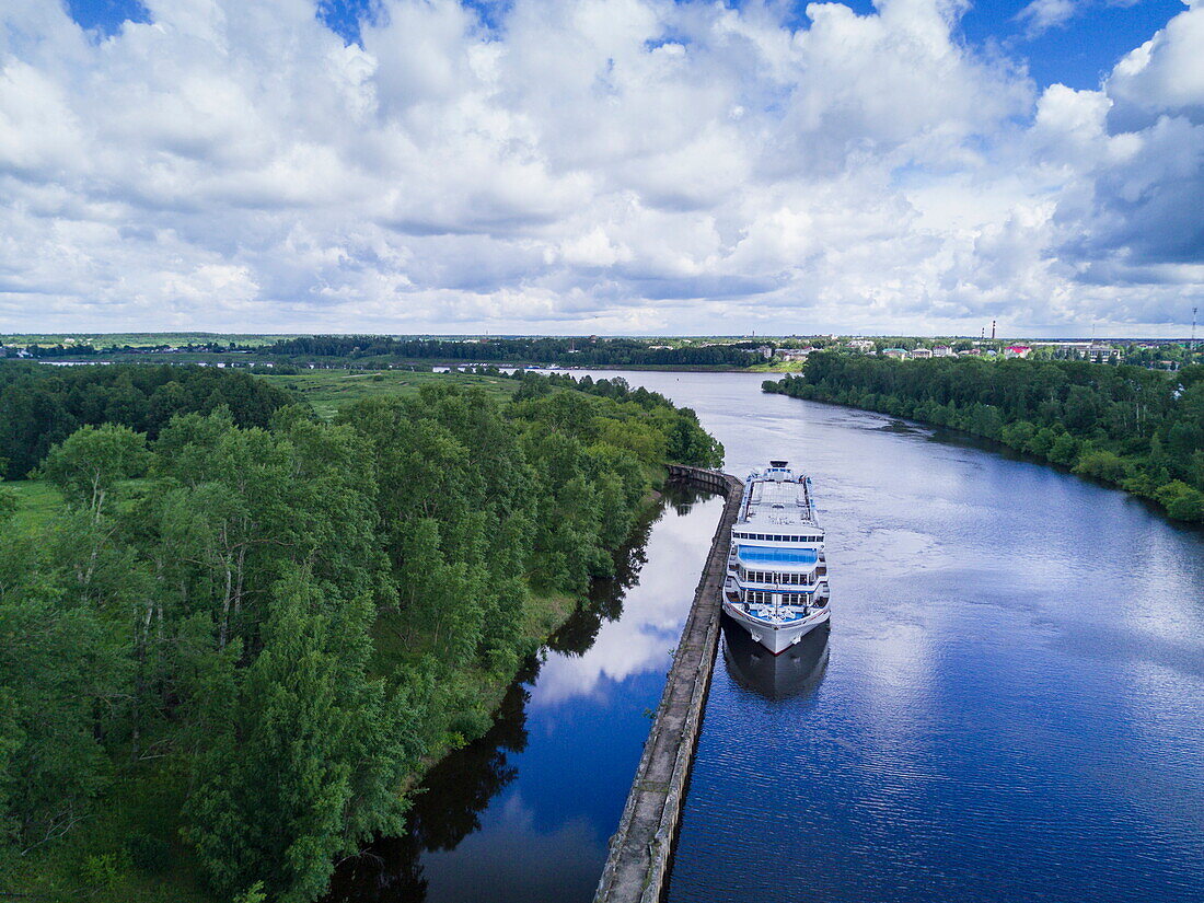 Luftaufnahme von Flusskreuzfahrtschiff Excellence Katharina vom Reisebüro Mittelthurgau (ehemals MS General Lavrinenkov) bei der Anfahrt zur Schleuse von Uglitsch auf dem Fluss Wolga, Russland, Europa