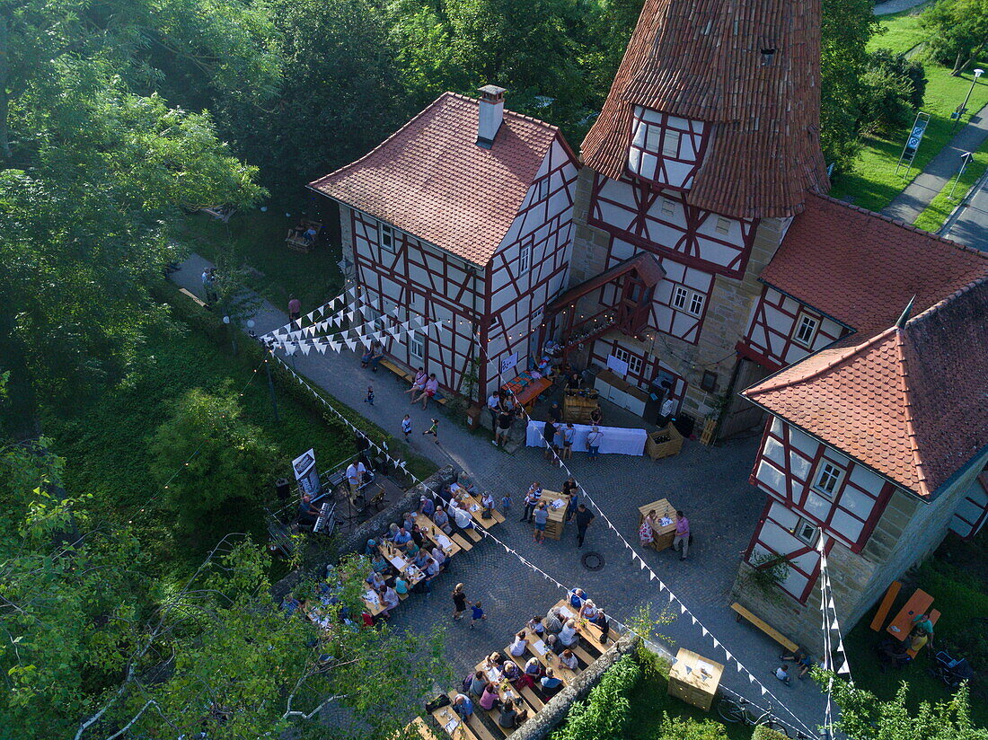 Luftaufnahme von Weinfest am Rödelseer Tor, Iphofen, Fränkisches Weinland, Franken, Bayern, Deutschland, Europa