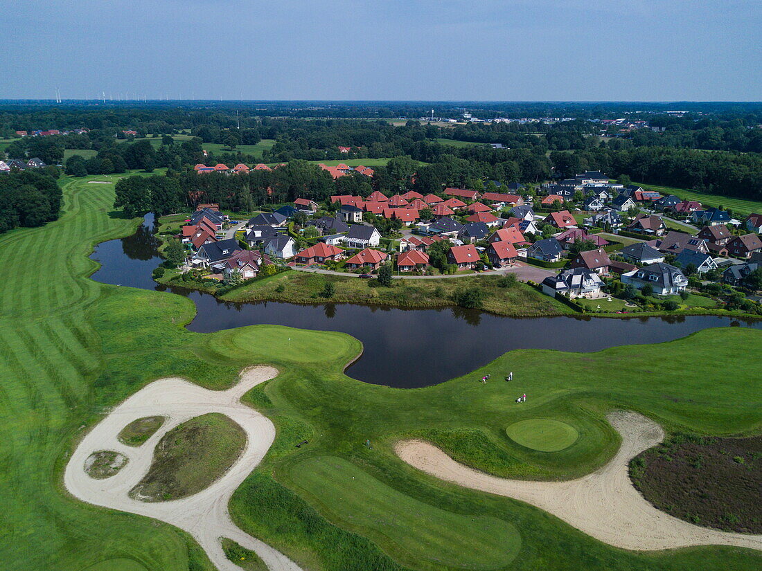 Luftaufnahme von Golfplatz am Gut Düneburg und angrenzender Wohnsiedlung, nahe Haren (Ems), Emsland, Niedersachsen, Deutschland, Europa