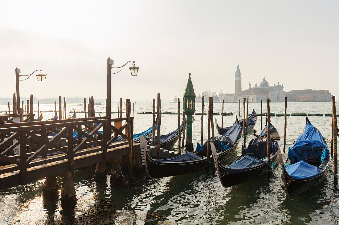 gondolas, Canale di San Marco, Blick auf Isola de San Giorgio Maggiore, Venezia, Venice, UNESCO World Heritage Site, Veneto, Italy, Europe