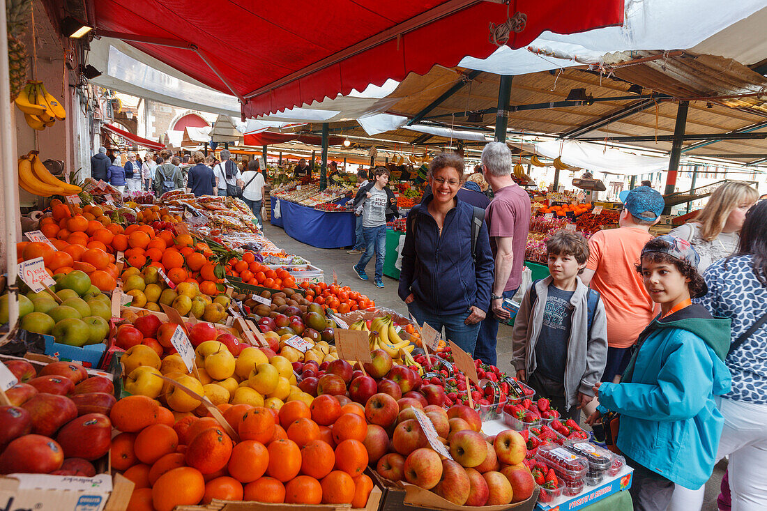 fruit stand, fruit, Rialto market, Venezia, Venice, UNESCO World Heritage Site, Veneto, Italy, Europe