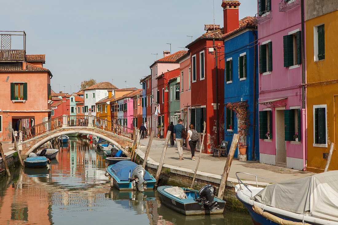 bunte Häuser, Kanal mit Booten, Burano, Insel bei  Venedig, Venetien, Veneto, Italien, Europa
