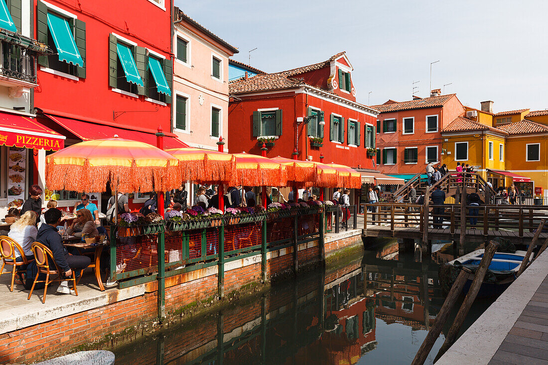 Pizzeria, restaurant, coloured houses, canal, Burano, island near Venice, Venezia, Veneto, Italy, Europe