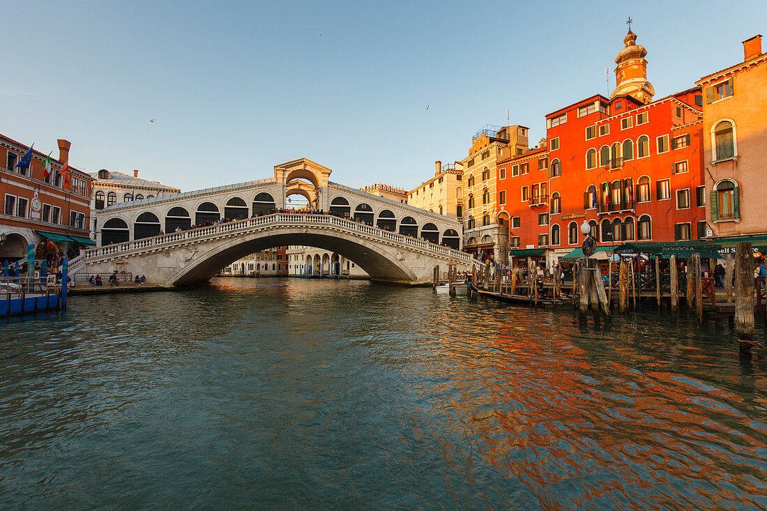 Ponte di Rialto, Rialto-Brücke, 16.Jhd., Kirche San Bartolomeo, Canal Grande, Venedig, UNESCO Welterbe, Weltkulturerbe, Venetien, Veneto, Italien, Europa