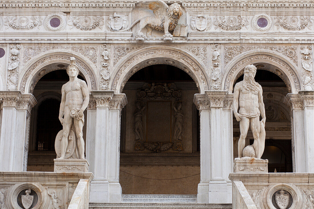 Statuen, Mars und Neptun, Scala dei Giganzi, Freitreppe, Innenhof, Dogenpalast, Palazzo Ducale, Venedig, UNESCO Welterbe, Weltkulturerbe, Venetien, Veneto, Italien, Europa