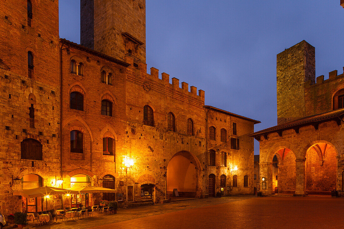Palazo del Popolo, townhall and towers, Piazza Duomo, main square, San Gimignano, hilltown, UNESCO World Heritage Site, province of Siena, autumn, Tuscany, Italy, Europe