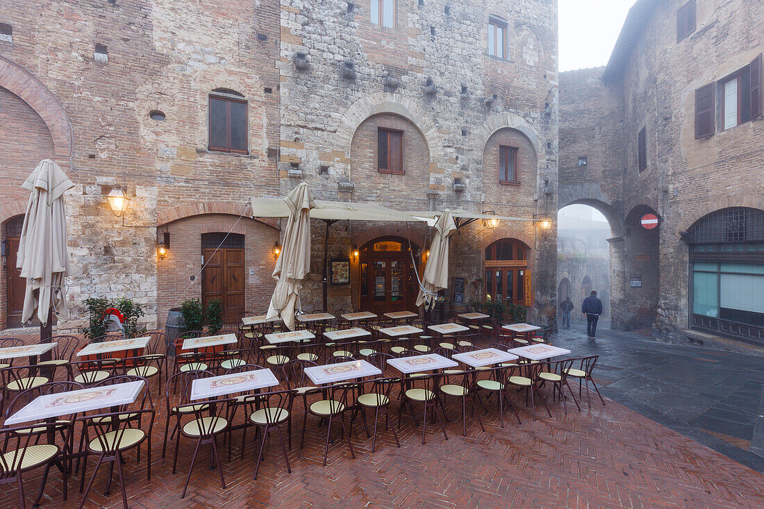 Caffetteria Olmo, Café, Piazza Cisterna, Nebel, San Gimignano, UNESCO Weltkulturerbe, Provinz Siena, Toskana, Italien, Europa